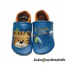 Lederpuschen azur-braun; rechts Tiger Feder (hellgrün) und links Namen (braun) mit Pfeil (Federn hellgrün-hellblau)